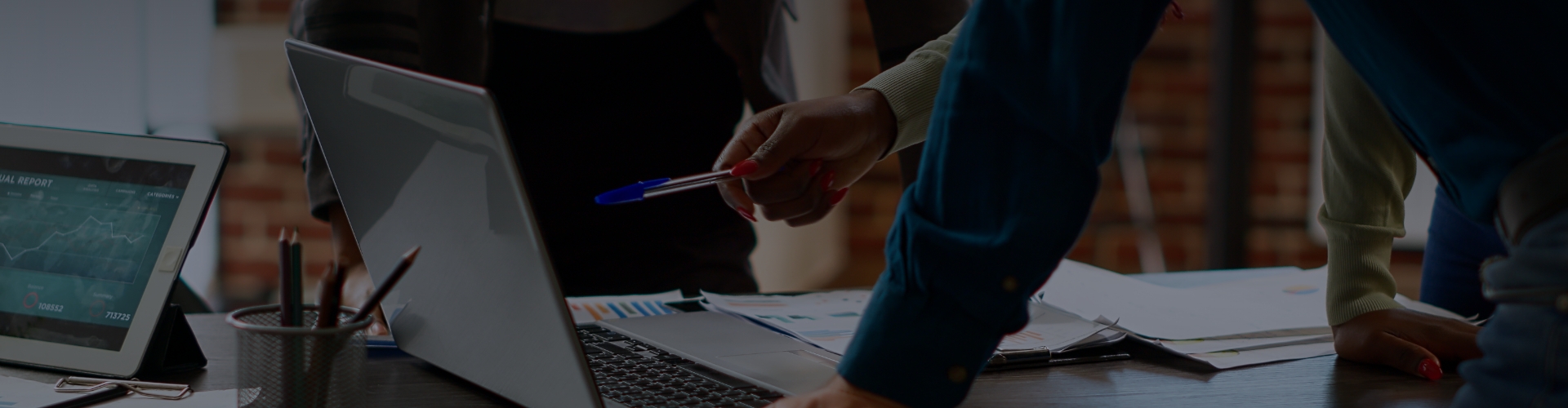 Teammeeting mit Laptop und Analysen bei der Personalberatung Majori Business